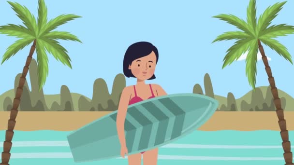 Серфингистка с зеленой доской для серфинга — стоковое видео