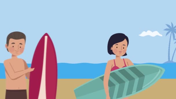 Surfistas casal com pranchas de surf na cena da praia — Vídeo de Stock