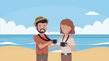 Kumsalda kameralı genç turistler.