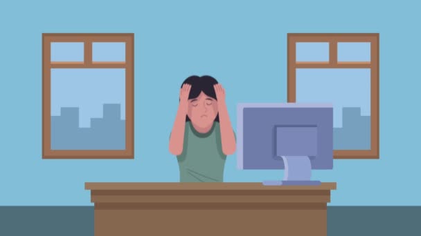 Donna d'affari stressata con desktop in ufficio — Video Stock