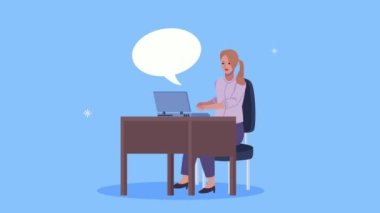 Ofiste dizüstü bilgisayar kullanan zarif bir iş kadını.