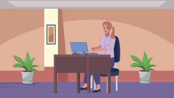 Элегантная деловая женщина с ноутбуком на офисной сцене — стоковое видео