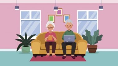 Kanepedeki yaşlı çift karakterleri canlandırıyor.