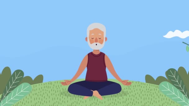 Büyükbaba kampta yoga yapıyor. — Stok video