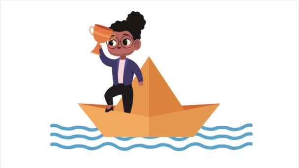 紙の船でトロフィーを持つアフロ女性4Kビデオアニメーション — ストック動画