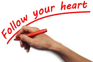 Kırmızı kalemli bir el kırmızıyla bir yazı yazar.