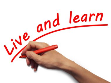 Kırmızı kalemli bir el kırmızıyla bir yazı yazar.