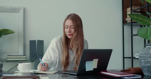 Twórczy zawód. Szczęśliwy sukces blondynka biznes kobieta pracuje z laptopem, myśląc przy nowoczesnym stoliku light office. — Wideo stockowe