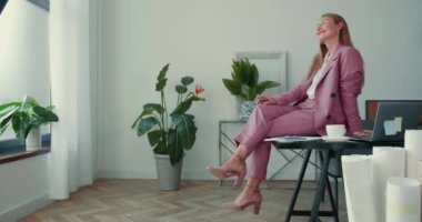 Yaşam dengesi ve meditasyon. Mutlu, güzel, zarif, 30 'lu yılların iş kadını rahat etmeye çalışıyor açık ofis masasında oturuyor..