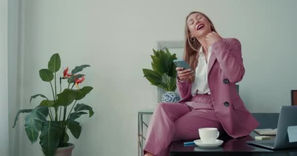 SBĚRNÁ ONLINIE. Šťastné úspěšné krásné obchodní žena pomocí aplikace doručení chytrého telefonu na lehkém kancelářském pracovišti. — Stock video