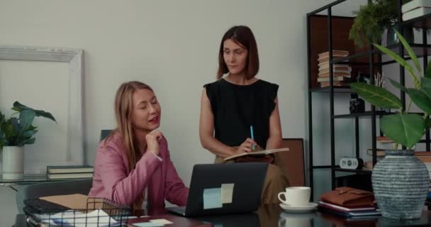 CONCEPT DE COOPÉRATION. Gros plan deux femmes d'affaires utilisant un ordinateur portable ensemble, discuter du travail, occupé à la table de bureau moderne. — Video