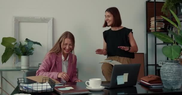 Красивая серьезная деловая женщина в розовом костюме, работающая вместе, слушая профессионального тренера-наставника за рабочим столом. — стоковое видео