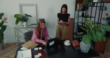 30 'ların güzel iş kadını koçu dinliyor, modern moda ofis masasında ruh sağlığı uzmanı. Profesyonel mutlu kadın lider, iş yerindeki müdür yardımcısına talimat veriyor.