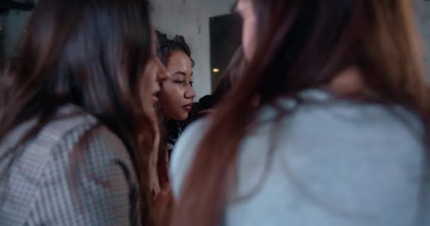 Fotografía cinematográfica de la joven atractiva feliz 25-30 mujer de negocios de raza mixta escuchando a los amigos que hablan en la cafetería moderna. — Vídeo de stock