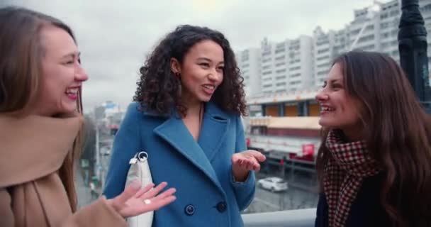 Concepto de poder femenino. Hermosa feliz gen-z mixta mujer de negocios habla con amigos en el puente de calle de otoño de la ciudad ocupada. — Vídeos de Stock