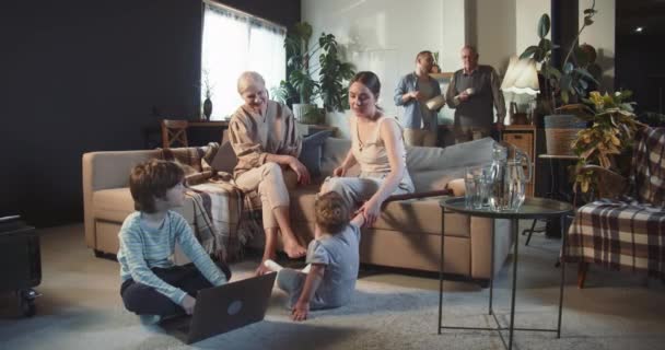 세 세대 가족 행복 한 조부모, 아버지와 어머니, 십 대 소년 과 아기 소녀 가집에서 함께 휴식을 취하는 모습. — 비디오