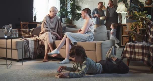 Szczęśliwy wielopokoleniowa rodzina ze starymi dziadkami lat 60-tych, 30-tych mama i tata, nastolatek chłopiec i dziewczynka relaks razem w domu. — Wideo stockowe