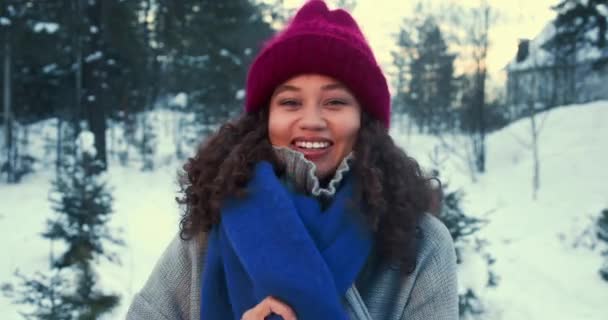 WINTER SEASON. Linda feliz animado misto mulher estudante de raça sorrindo para a câmera posando na floresta nevada câmera lenta. — Vídeo de Stock