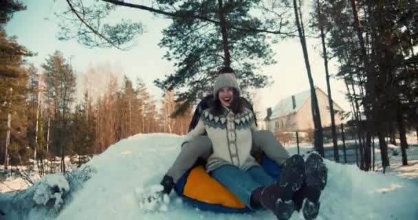 Feliz bonito 20s homem e mulher desfrutar de inverno divertido trenó ensolarado neve encosta juntos no fim de semana câmera lenta. — Vídeo de Stock