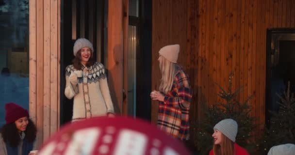 Insieme e amicizia. Gruppo di amici felici godono di bevande calde in accogliente terrazza della casa d'inverno in vacanza al rallentatore — Video Stock