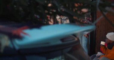 Araba penceresinden bakmak, mutlu gülen arkadaşlar sıcak çay içmek kış tatili terasında gülümsemek ağır çekim..