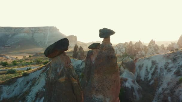 Drone panorámica alrededor de majestuosas rocas altas con misteriosas piedras grandes en la parte superior bajo el cielo del desierto en Capadocia Turquía. — Vídeo de stock