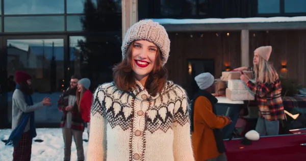 Fantastisk portræt af smuk glad ung brunette kvinde i vinterhat poserende på sjov nytårsfest udenfor slow motion. Stock-billede