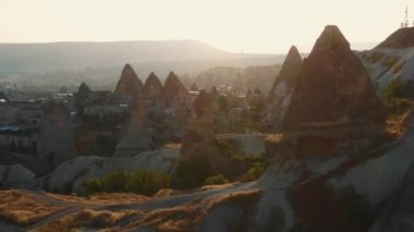 Yazın kapadokya 'da günbatımında inanılmaz yüksek kayalık araziler arasında antik kentin güzel hava arkaplanı