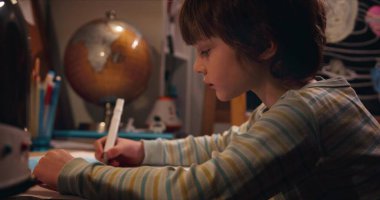 Rüyamda seyahat ediyordum. Evde çizim yapan sevimli, yaratıcı bir çocuk. Yukarı bakıyor, geleceğin mesleğini hayal ediyor..