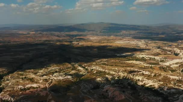 Şok Edici Doğal Zemin İnsansız Hava Aracı muhteşem güneşli yaz platosunun üzerinde uçuyor, Türkiye 'de güzel beyaz dağlar. — Stok video