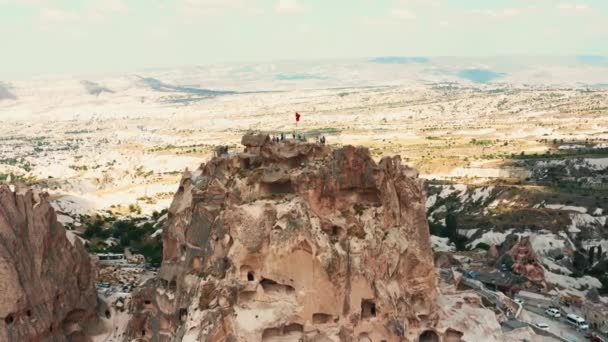 Padella aerea intorno epico punto di vista sulla cima della città storica all'interno roccia destinazione di viaggio in montagna in Cappadocia Turchia. — Video Stock