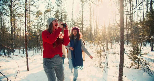 Feliz grupo de sonrientes amigos multiétnicos caminar a lo largo de nieve sendero bosque de invierno en vacaciones fin de semana cámara lenta. — Foto de Stock