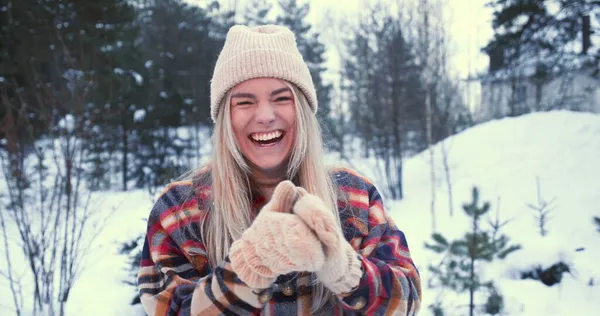 CONCEPT D'EXCITEMENT. Portrait d'heureuse belle jeune femme amusante souriante, riant à la caméra au ralenti forêt enneigée. Image En Vente