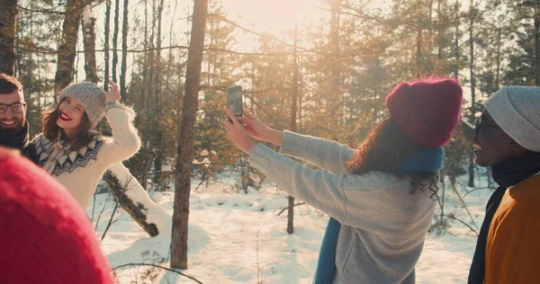 Gelukkig mooi romantisch paar glimlach poseren bij fotoshoot samen op prachtige besneeuwde winter bos slow motion. Rechtenvrije Stockafbeeldingen