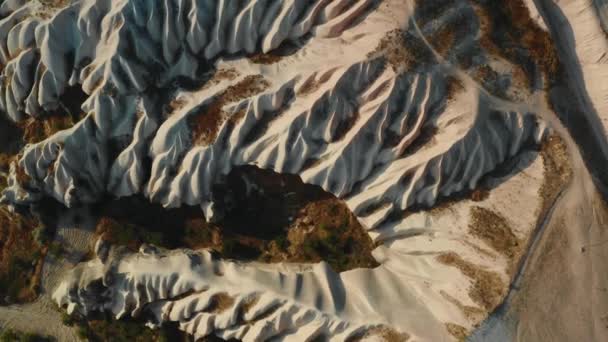Беспилотник летит прямо над эпическими абстрактными белоснежными пейзажами. Удивительный солнечный вид на горы. — стоковое видео