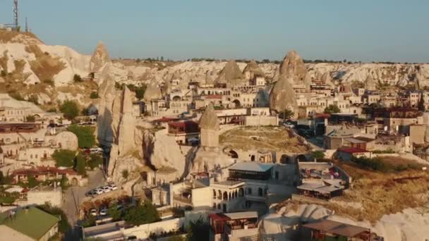 Beau panorama de drones de toits authentiques de construction de ville parmi un grand paysage rocheux antique en Cappadoce ensoleillée Turquie. — Video