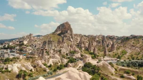 Long aerial panorama of stunning kuno mountain rock town, sunny landscape panorama of Cappadocia Turkey. — Stok Video
