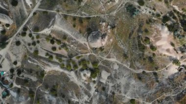 NATURAL PATTERNS Üst Manzara drone güzel beyaz kayalık arazi üzerinde uçan. Şaşırtıcı Türkiye dağ manzaralı üstgeçit çekimi.