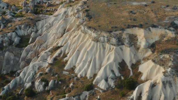 Aerial background shot of big majestic white rocky cliff. Beautiful abstract mountain view natural pattern panorama. — Video Stock
