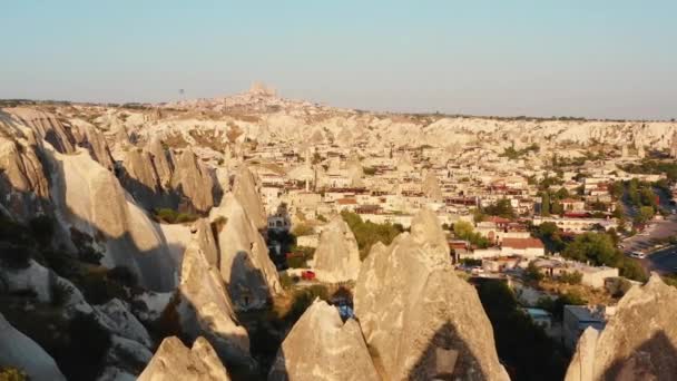 Beautiful long aerial background of authentic small sunny town among incredible tall white rocks in summer Cappadocia. — Vídeo de Stock
