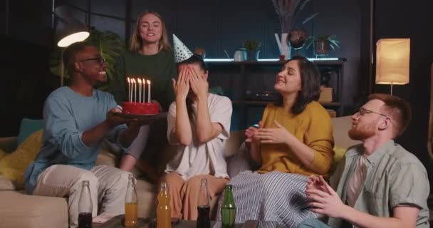 SURPRISE BIRTHDAY CELEBRATION Gelukkige multi-etnische vrienden feliciteren mooie blanke vrouw samen in de woonkamer. — Stockvideo