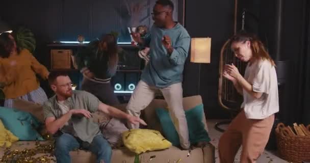Nadšený zábava šťastný multietnické přátelé slaví vítězství a úspěch tanec spolu se zlatými konfety na house party — Stock video