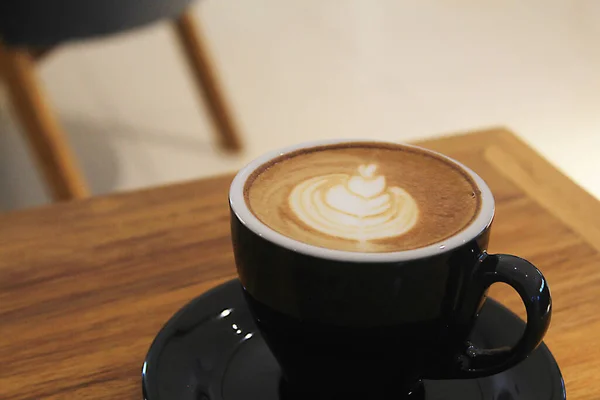 Verre Café Latte Avec Des Motifs Floraux Sur Surface Café — Photo