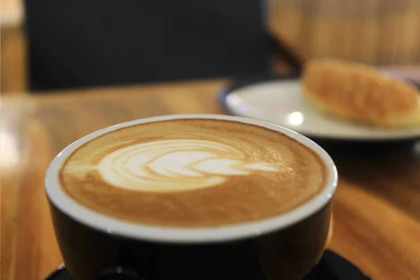 Bicchiere Caffelatte Con Motivi Floreali Sulla Superficie Del Caffè Affiancato — Foto Stock