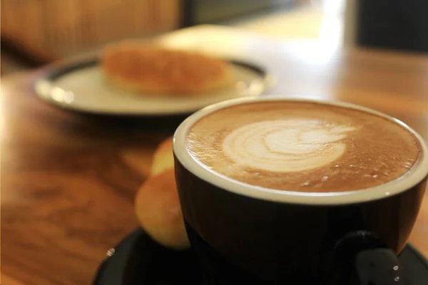 Bicchiere Caffelatte Con Motivi Floreali Sulla Superficie Del Caffè Affiancato — Foto Stock