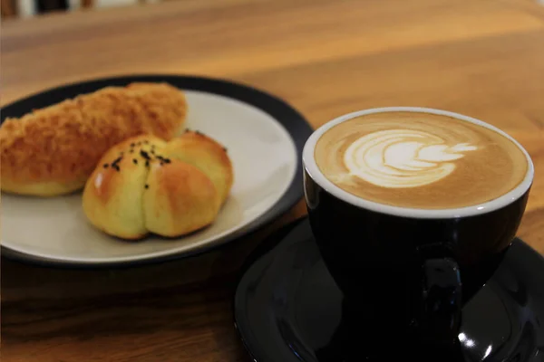 Bicchiere Caffelatte Con Motivi Floreali Sulla Superficie Del Caffè Affiancato — Foto Stock