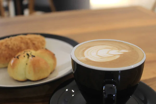 Bicchiere Caffelatte Con Motivi Floreali Sulla Superficie Del Caffè Affiancato — Foto Stock