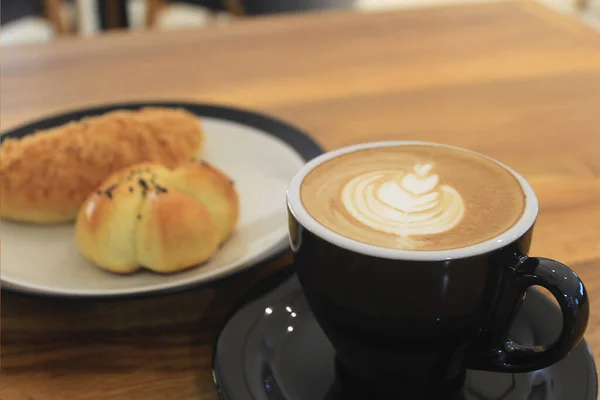 Verre Café Latte Avec Des Motifs Floraux Sur Surface Café — Photo