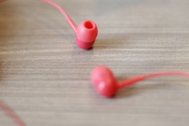 Masanın üzerinde iki pembe kulaklık var.