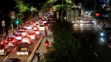 27 Mayıs 2020 Cakarta - Endonezya, Jakarta şehrinin gece trafiği çok kalabalık görünüyor.